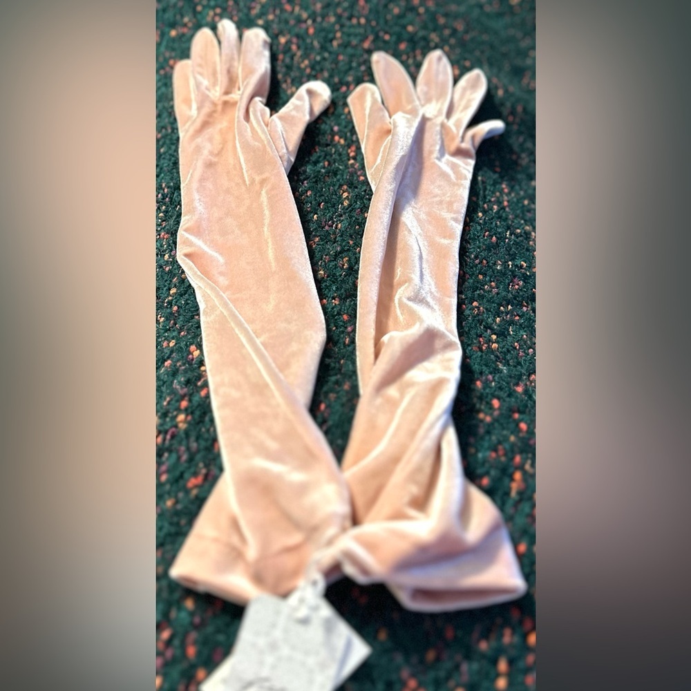 RARE Carolina Amato NWT Light Pink Crushed Velvet Gloves (re: Free People)